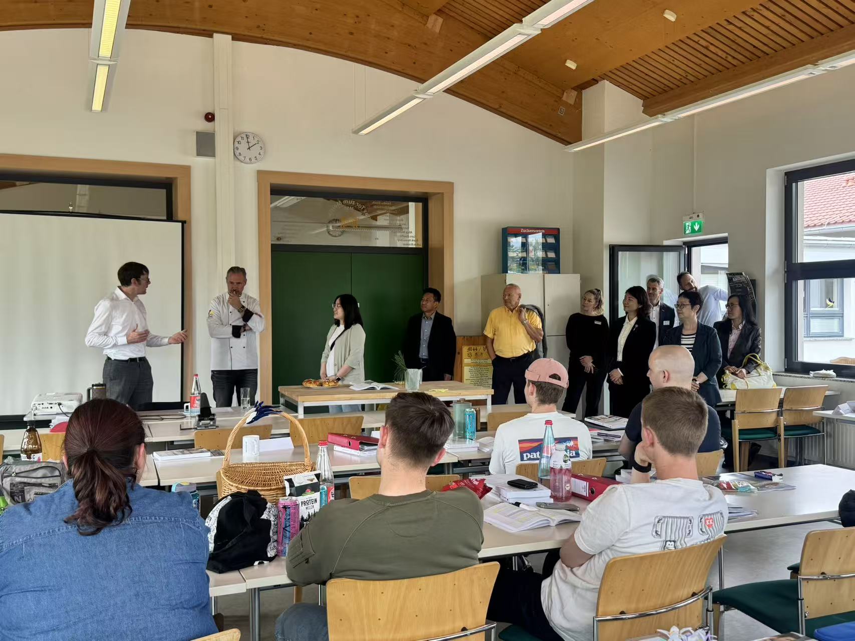 图为与烘焙培训学员交流.jpg 图为与烘焙培训学员交流.jpg